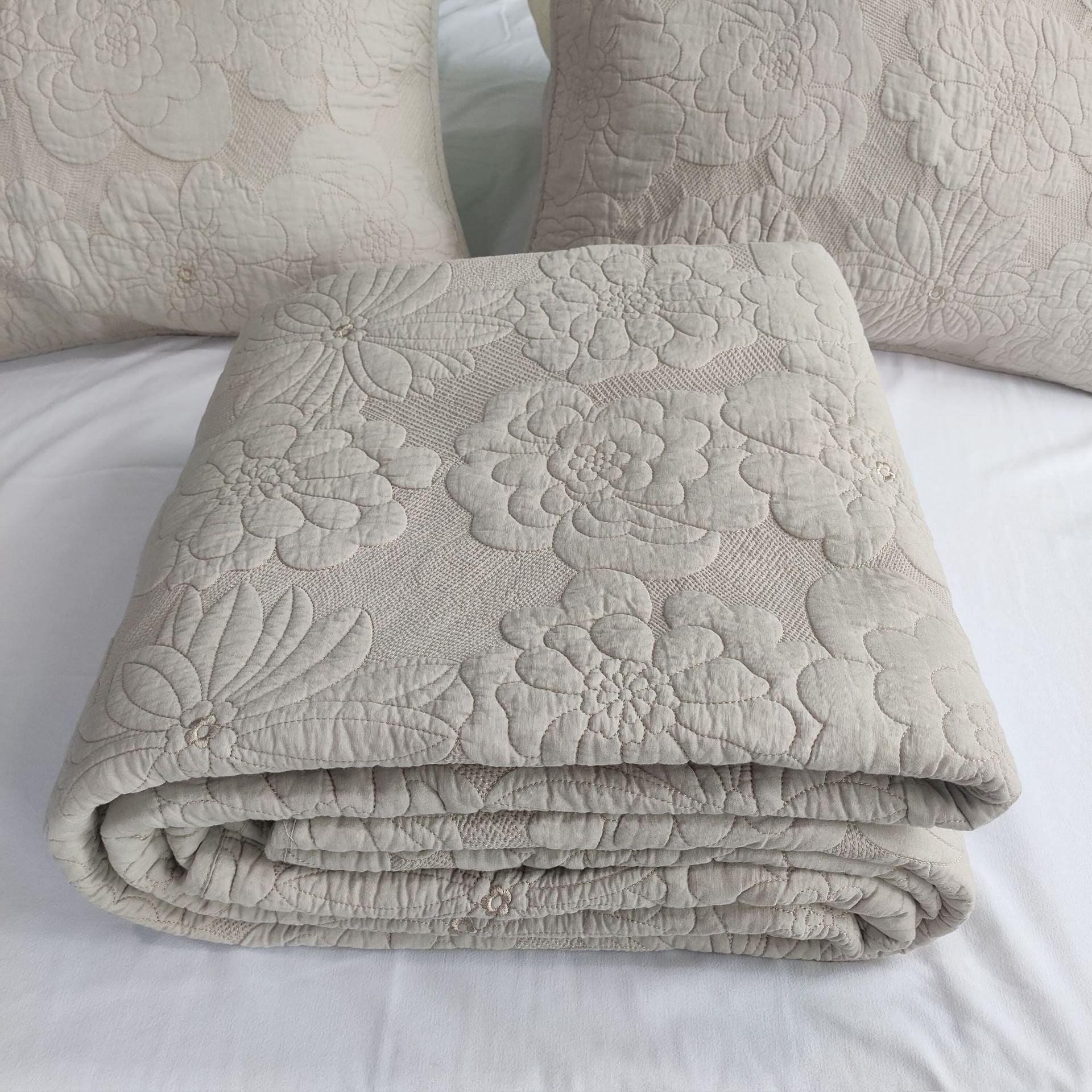 Camellia Elegance: Premium Cotton Thickened Three-Piece Pure White Beige Bed Cover SetBeige 230x250cm 
