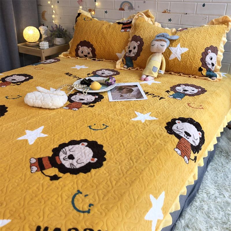 Cuddly Delight: Warm Cartoon Pattern Kids Three-Piece Bed Cover SetSimba 2x2.3m 