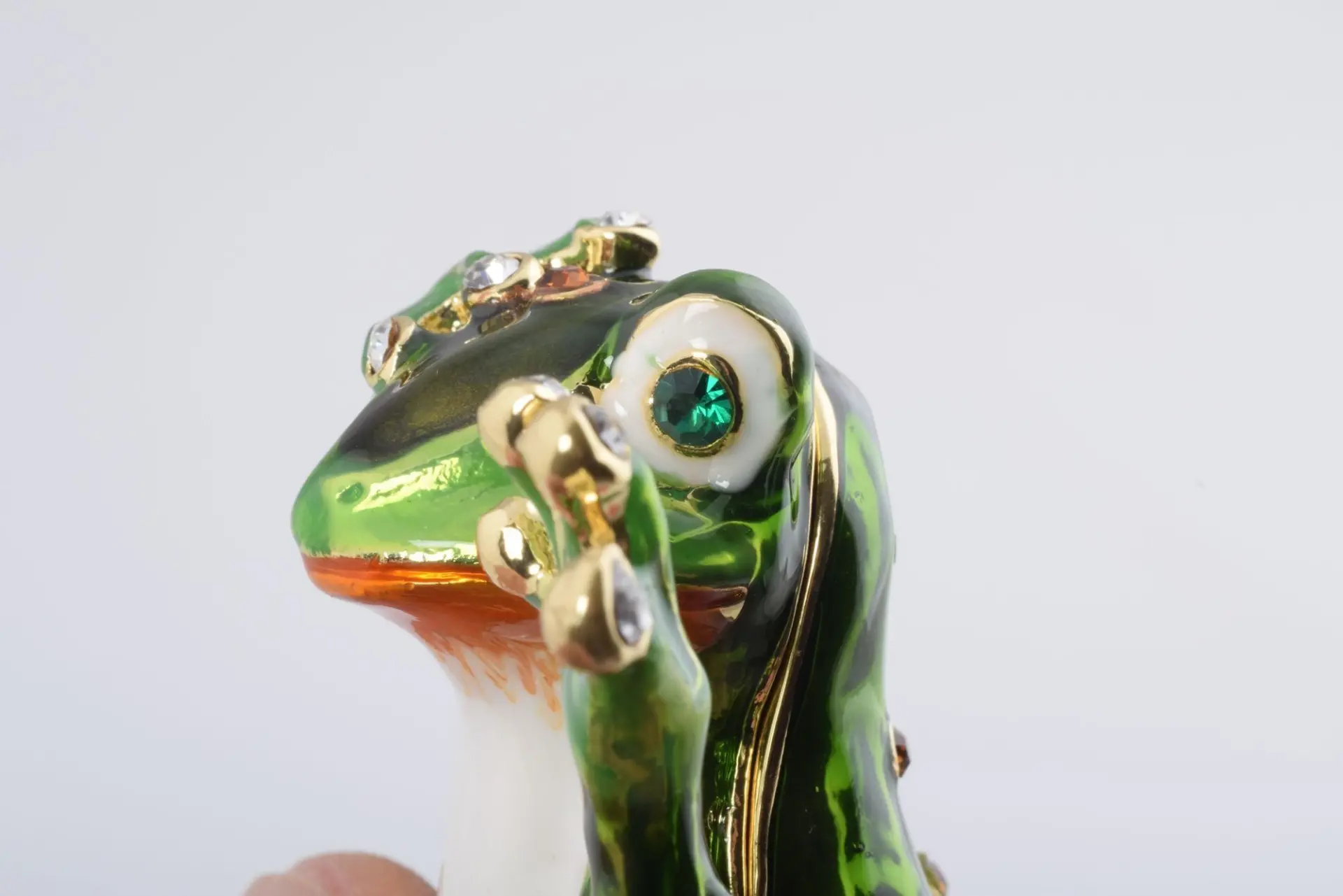 Green Frog See No Evil  