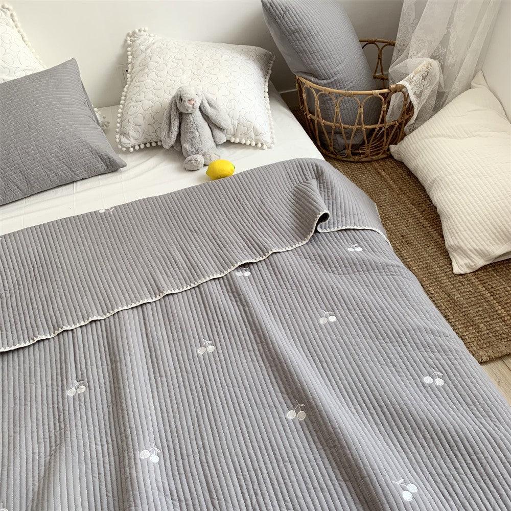 Quilted Comfort: Three-Piece Cotton Sewing Quilt Bed Cover SetGrey Set 220x240cm 