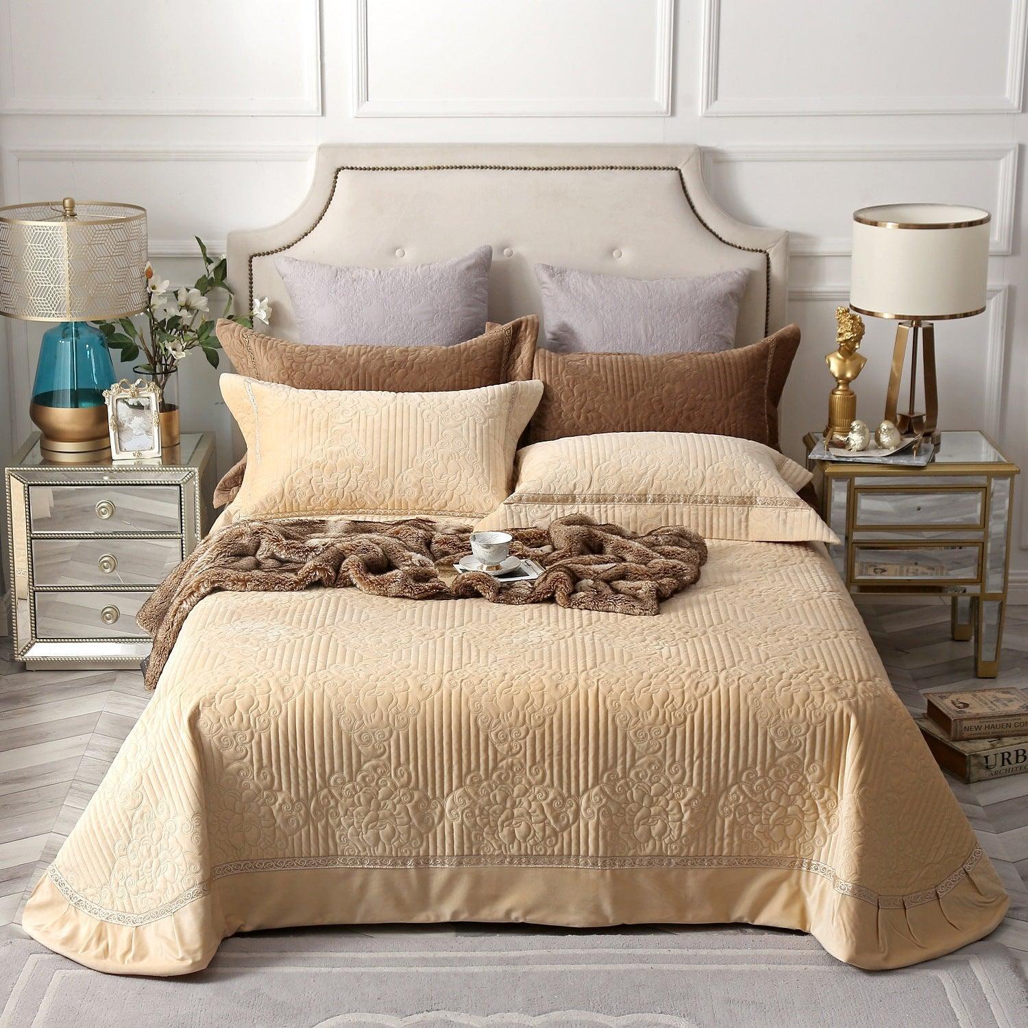 Romantic Velvet Bliss: Three-Piece Quilt Bed Cover SetCream color 245X245cm 